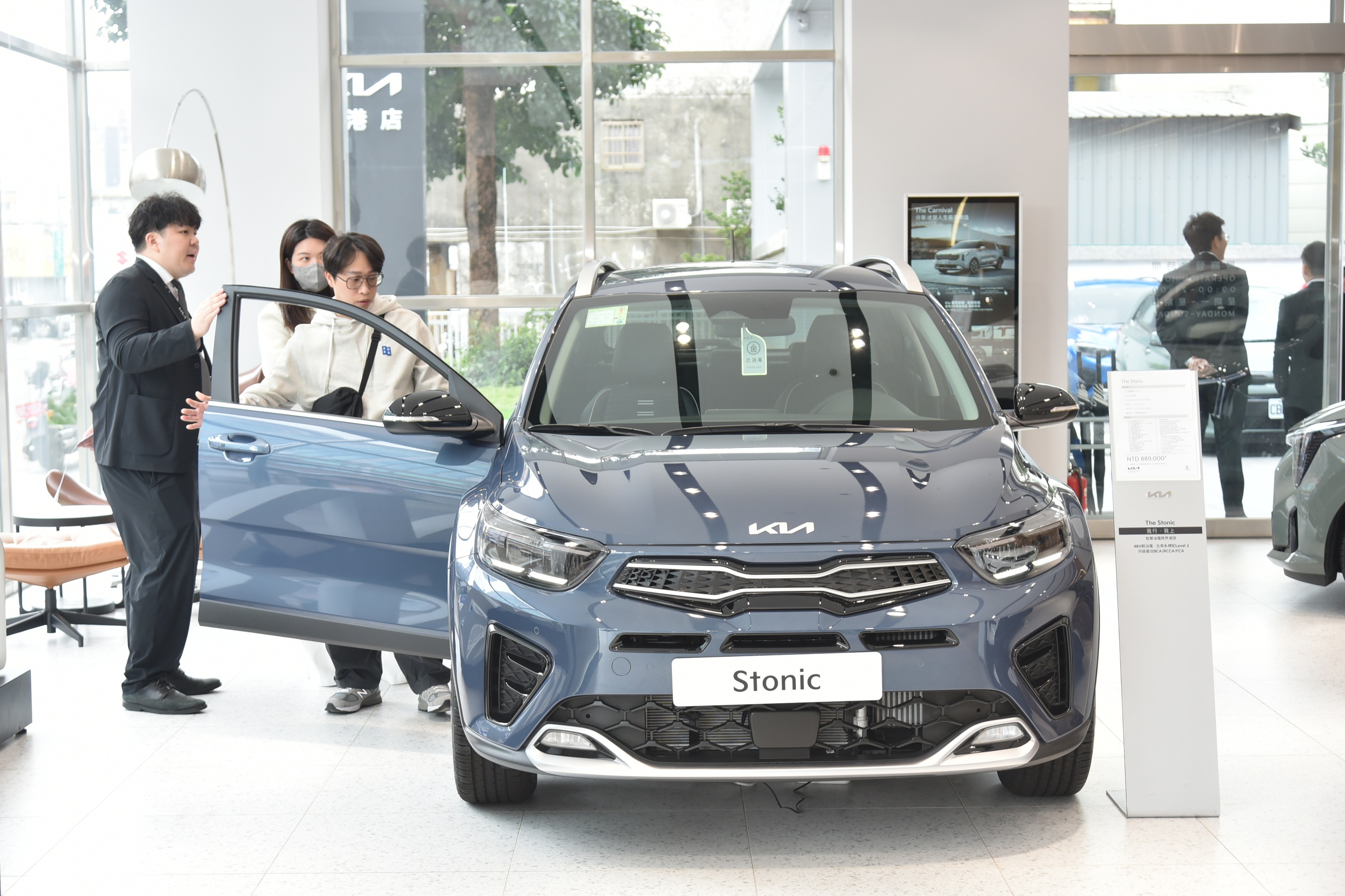 4. 全台首場「Kia Select原廠精選中古車展」吸引超過百位貴賓到場，並創下當日展車近半數25台車輛售出的亮眼成績。